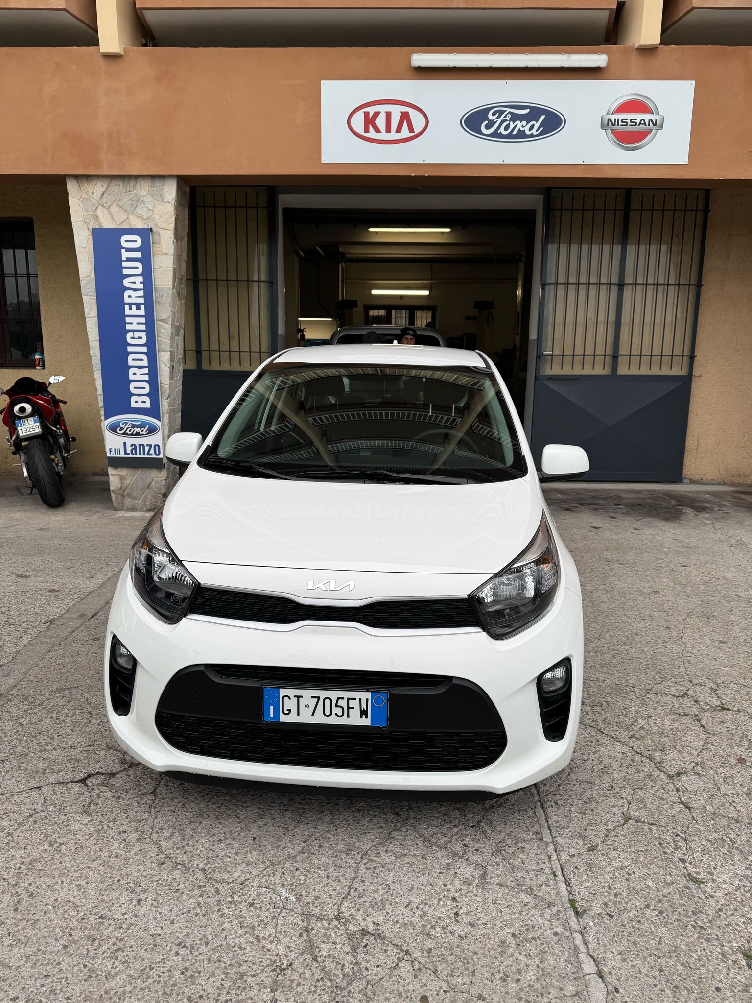 Silvia noleggia la nuovissima Kia Picanto 1.0 Urban Special Edition